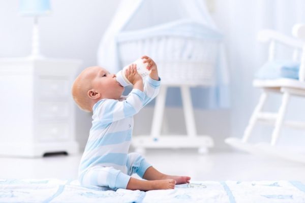 trẻ sơ sinh nên uống sữa gì