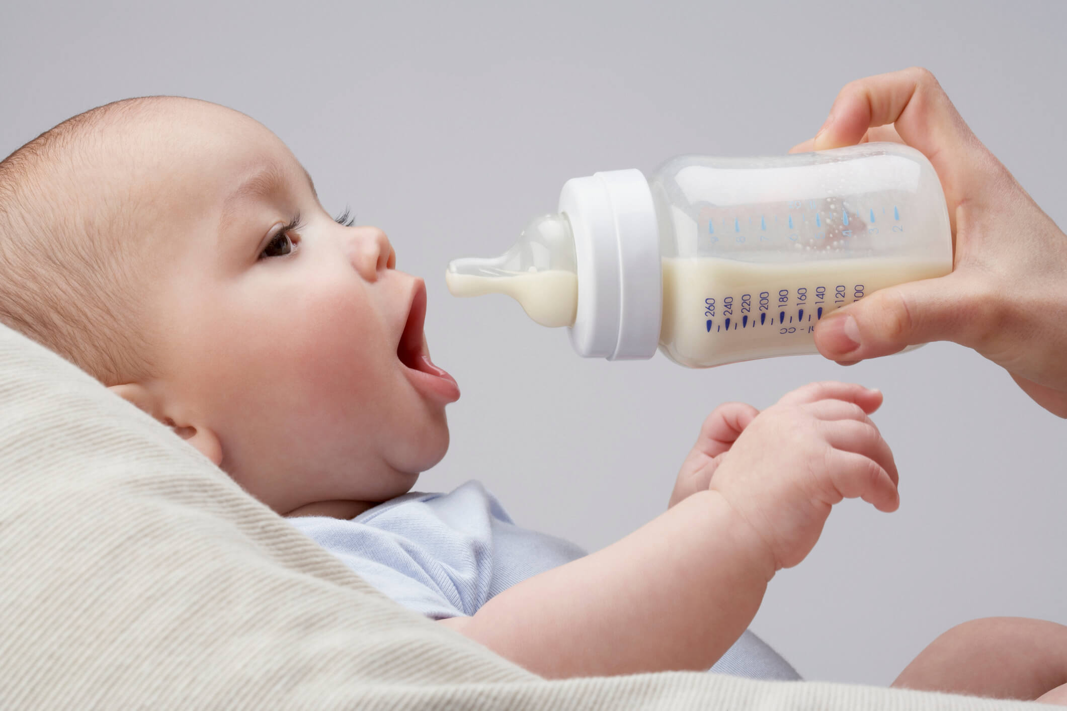 trẻ sơ sinh nên uống sữa gì