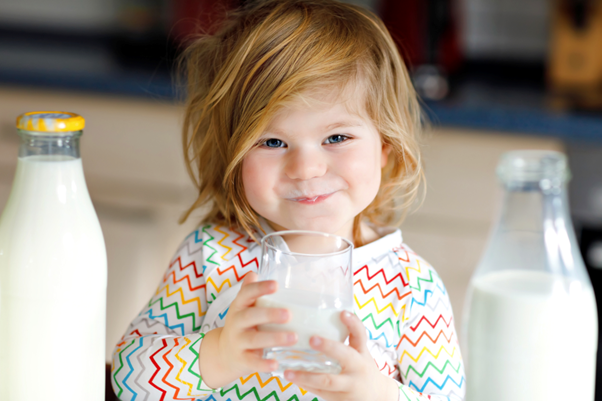 uống sữa tăng cường vi chất cho trẻ