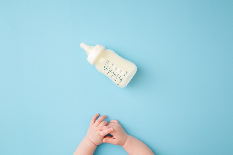 bình sữa cho trẻ sơ sinh