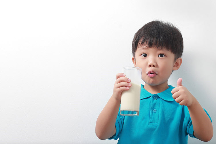 có nên cho trẻ uống sữa tăng chiều cao