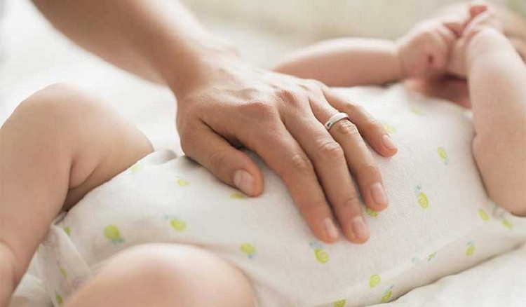hướng dẫn cách massage bụng cho trẻ bị táo bón