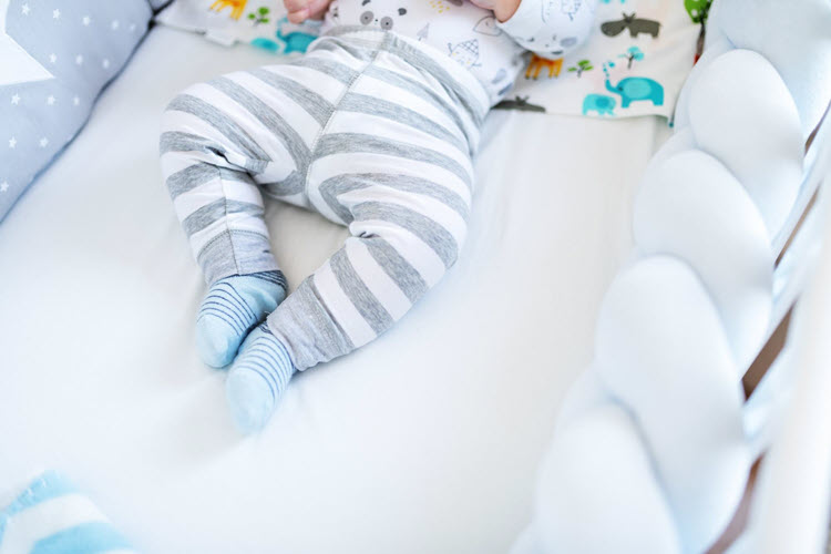 trẻ sơ sinh thở mạnh bụng phập phồng khi ngủ
