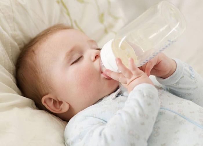 trẻ mấy tháng thì cho uống sữa ngoài